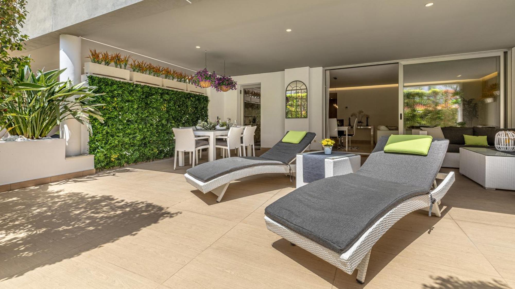 Apartment Vacation I Royal Banus Apartment, Swimming-pool, Minutes From The Marina, The And Luxury Shopping *
