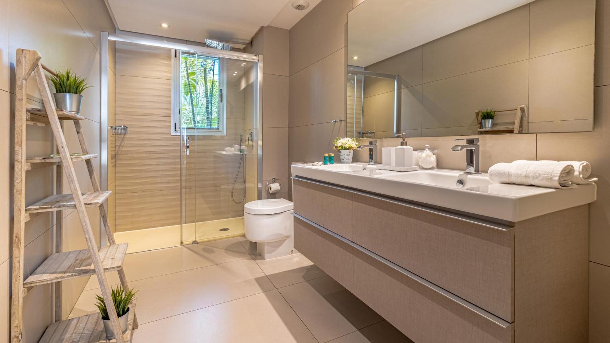 Vacation I Royal Banus Apartment, Swimming-pool, Minutes From The Marina, The And Luxury Shopping *