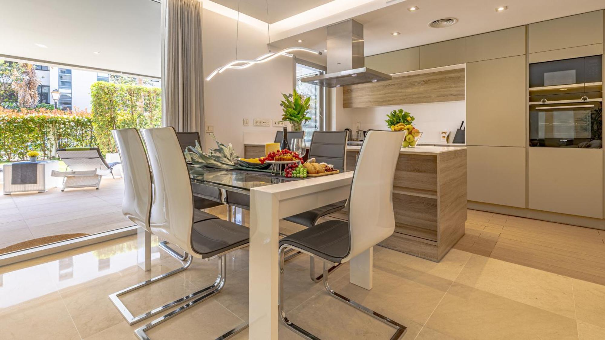Apartemen Vacation I Royal Banus Apartment, Swimming-pool, Minutes From The Marina, The And Luxury Shopping