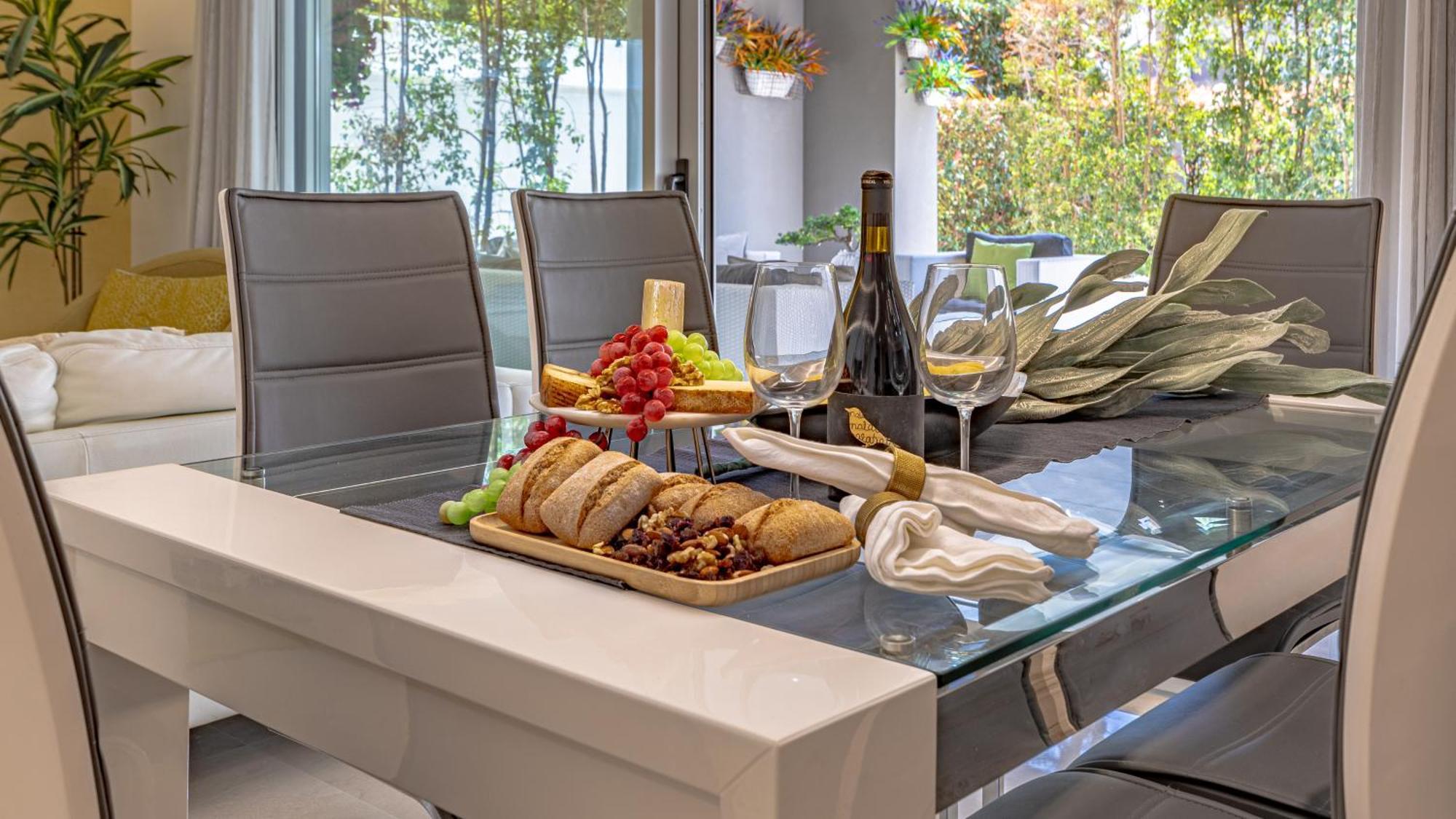 Vacation I Royal Banus Apartment, Swimming-pool, Minutes From The Marina, The And Luxury Shopping *